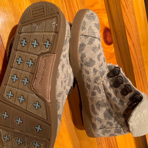 TOMS - Picture 2 of 2